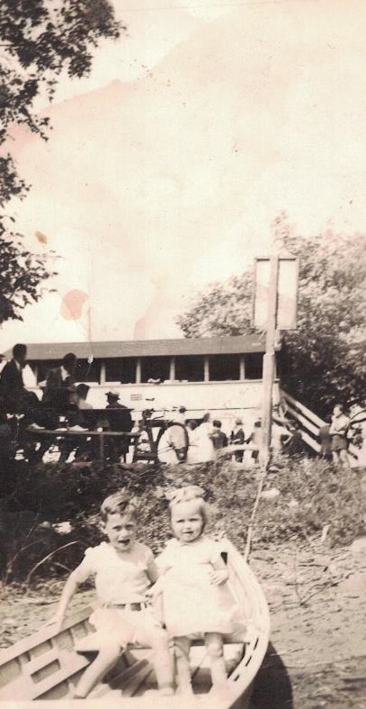 Lévis | Enfants dans une barque à la plage Garneau en été, fin années 30 début années 40. 