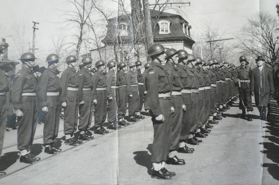 Lévis | Soldats sur la rue Notre-Dame, au coin Guenette, lors de la Deuxième Guerre mondiale ou la guerre de Corée. 