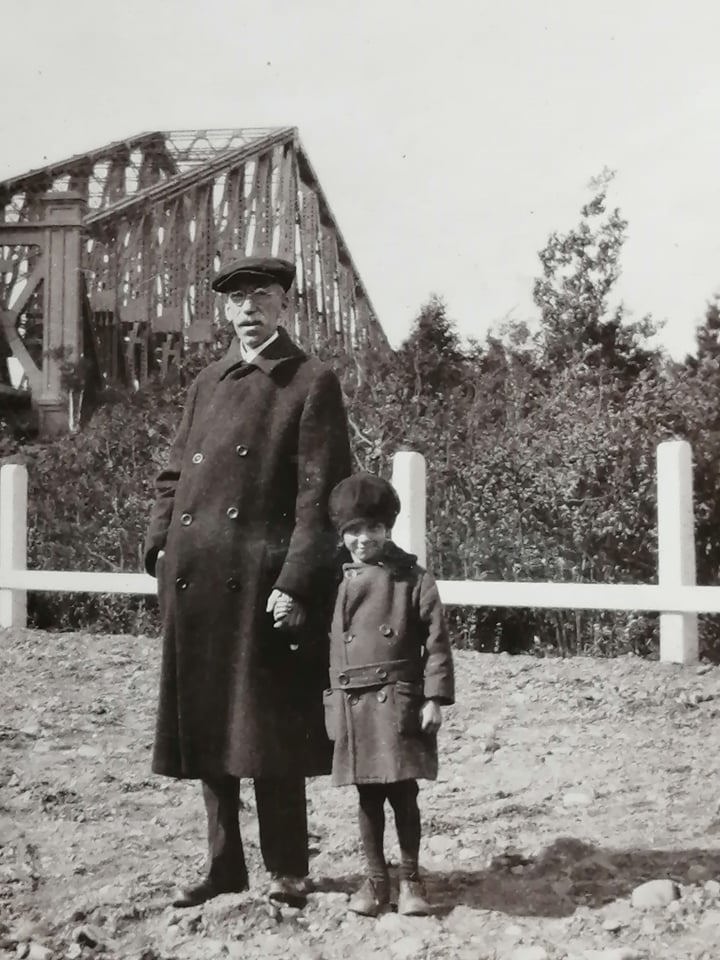 Lévis | Un père et sa fille devant le pont de Québec à Saint-Romuald, à la fin des années 10 début et des années 20. 