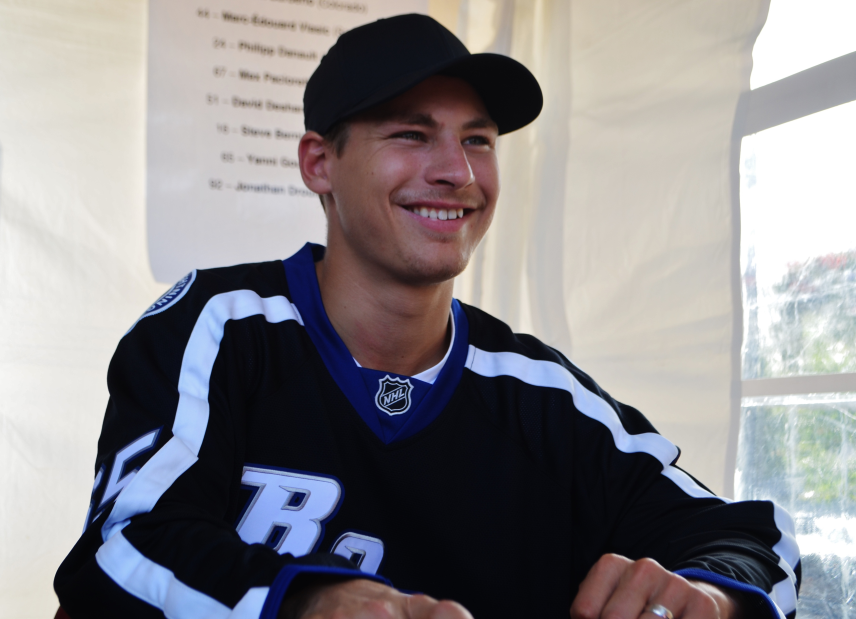 Yanni Gourde patinera sur la glace de Tampa Bay