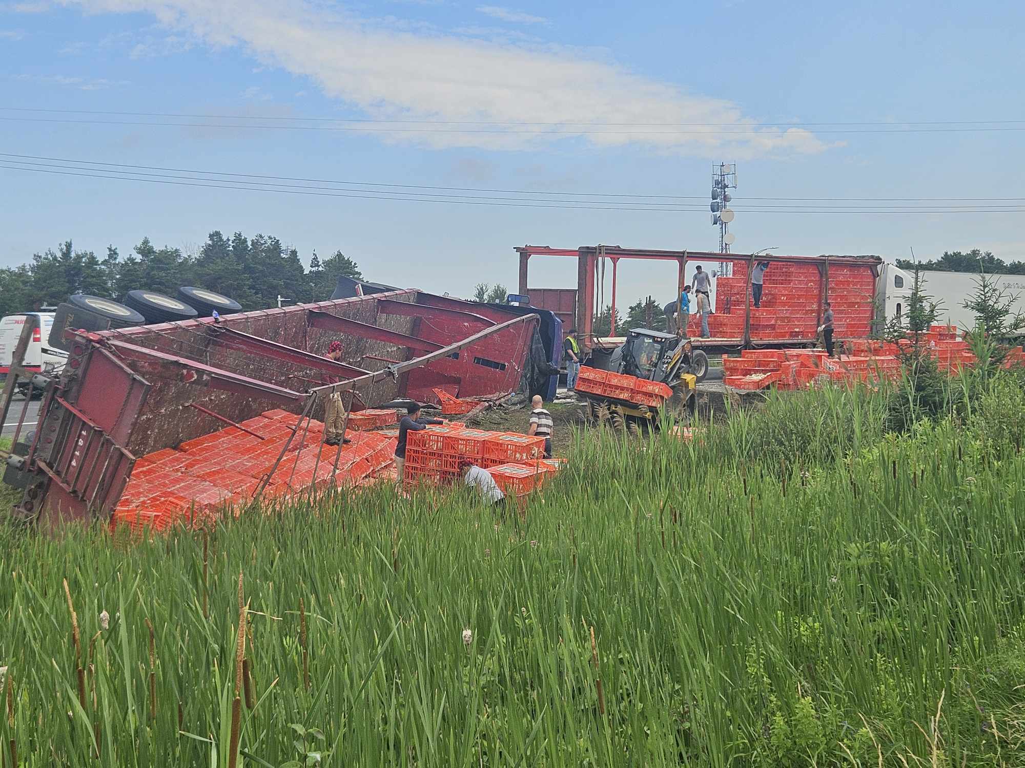 Camion de poulets renversé sur l’autoroute 20