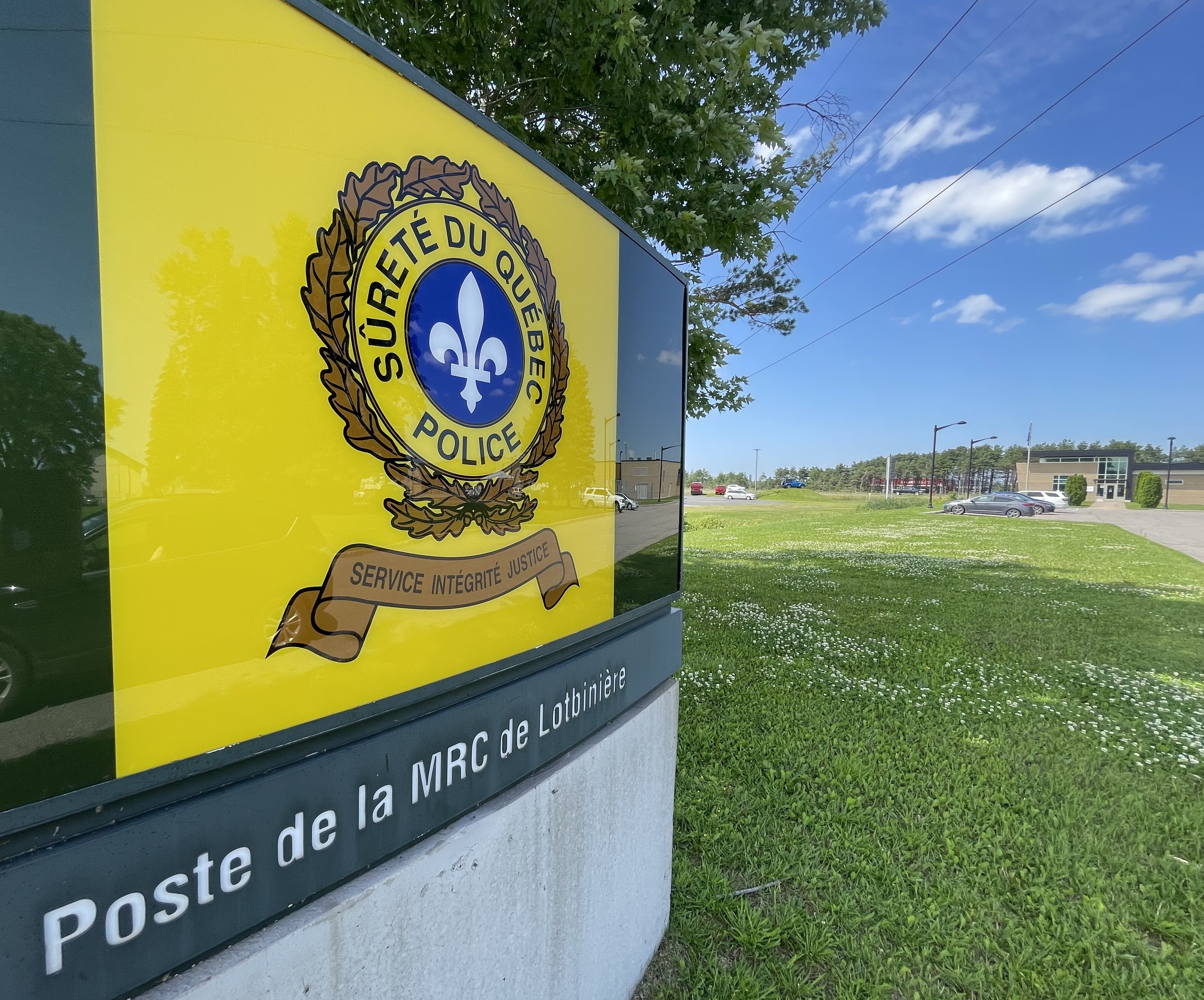 Une femme blessée gravement dans une sortie de route