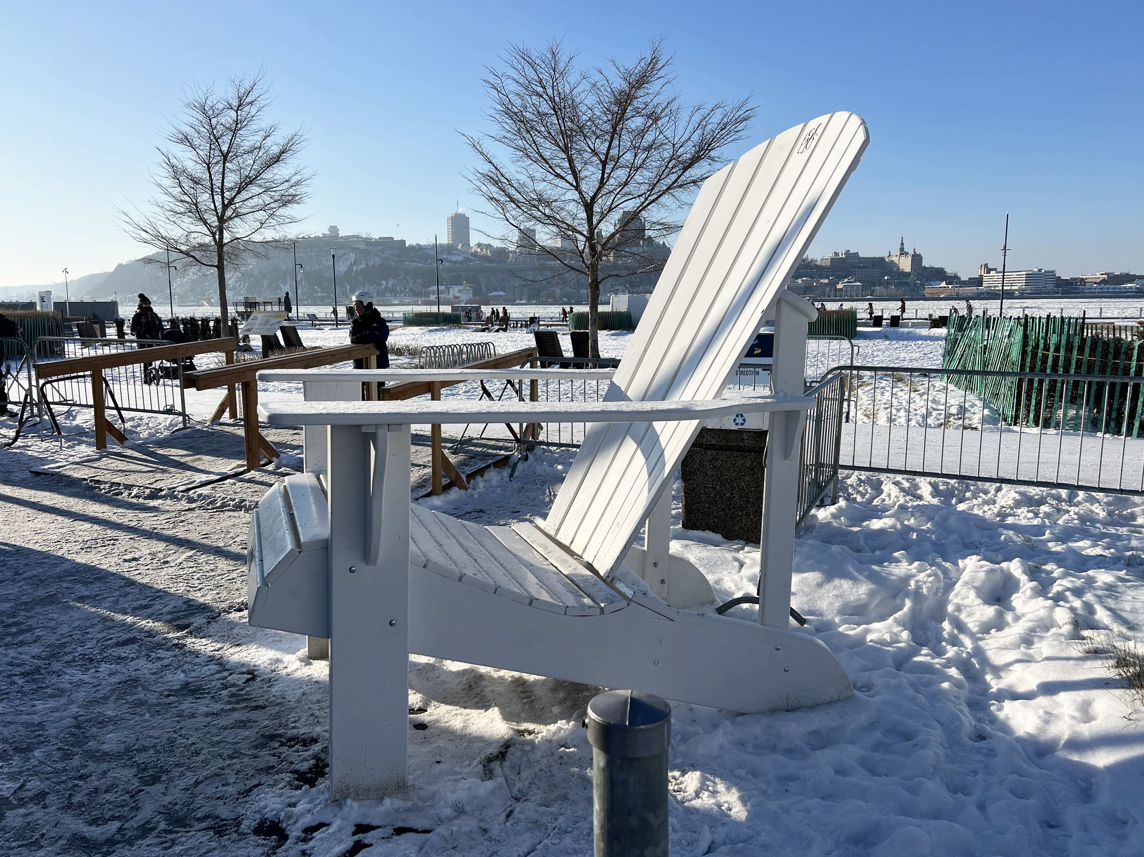 Un sentier glacé achalandé au quai Paquet