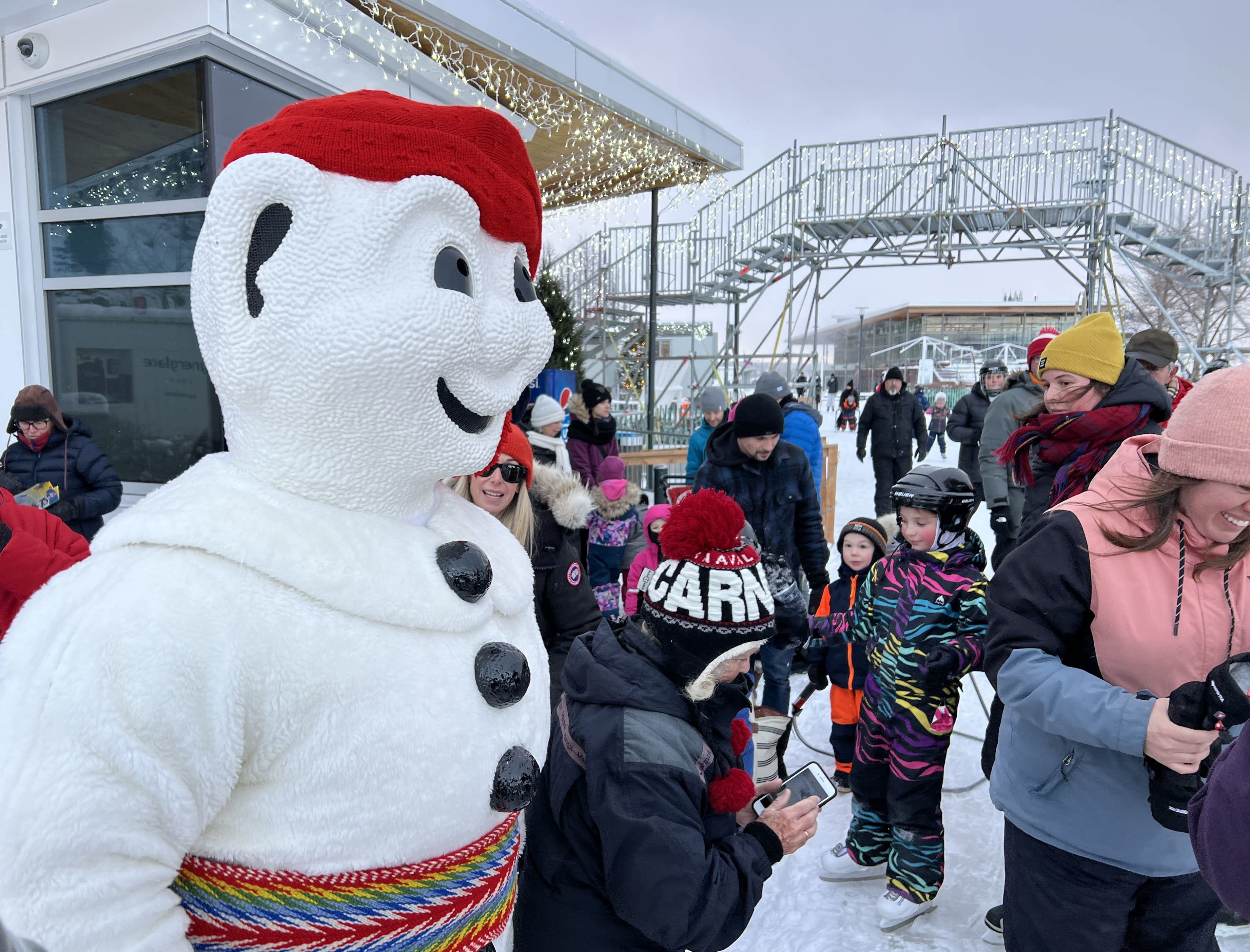 Bonhomme Carnaval rencontre les familles au quai Paquet